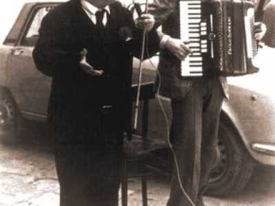 L�onda degli anni 60 arriv� anche a Bari, mentre ragazzi in blue jeans e minigonne passeggiavano spensierati tra le vie della citt�, magari accompagnati dalle scenette e battute del mitico artista di strada Piripicchio